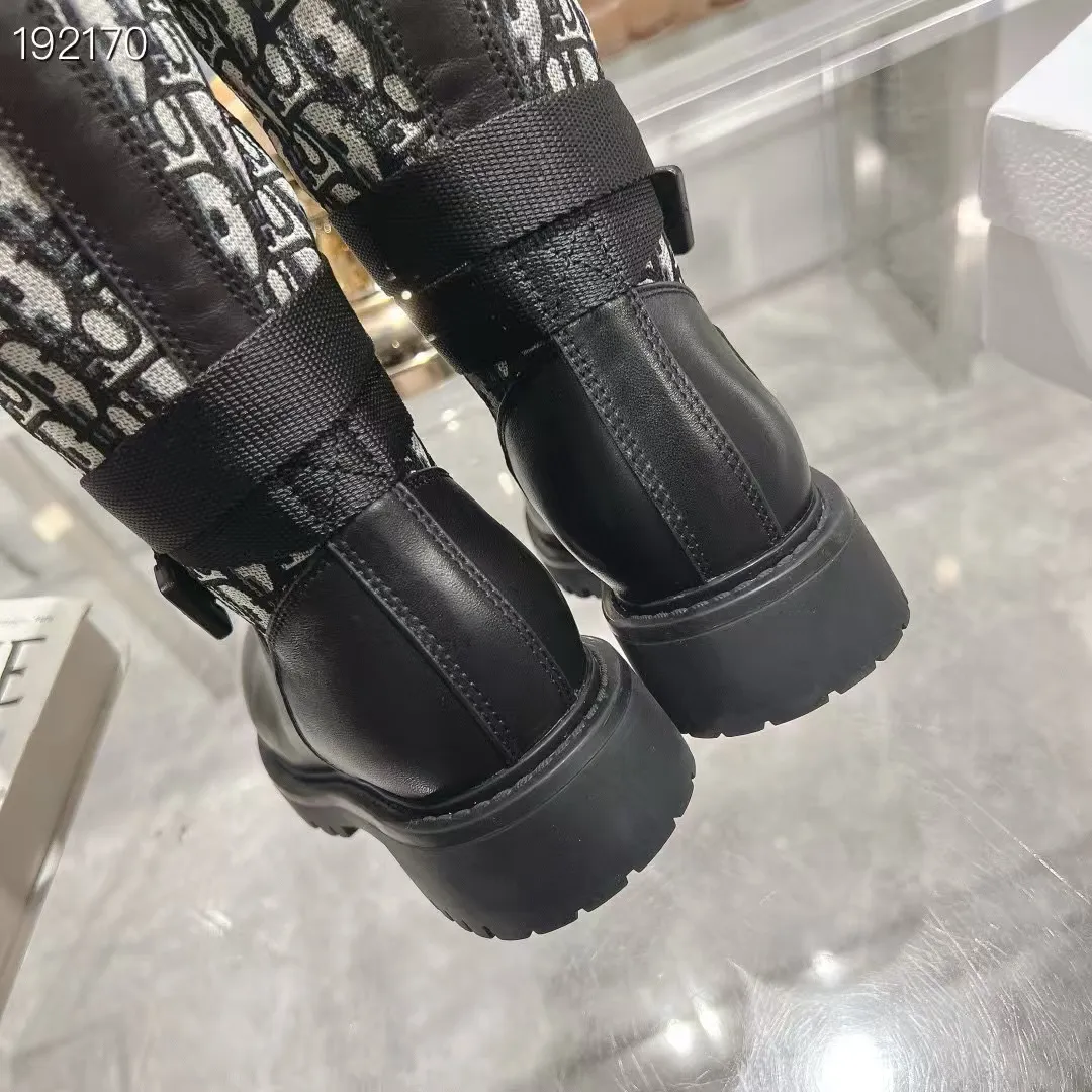 👟👟Ex-factory price 560👟👟 Dior color-blocking new boots for autumn and winter, the latest electric embroidery color-blocking letter logo for autumn and winter, round-toe high-top knight boots for women, Material: first-layer cowhide stitched with electric embroidery fabric, sheepskin lining for feet, original molded TPU outsole Size: 35-40 yards